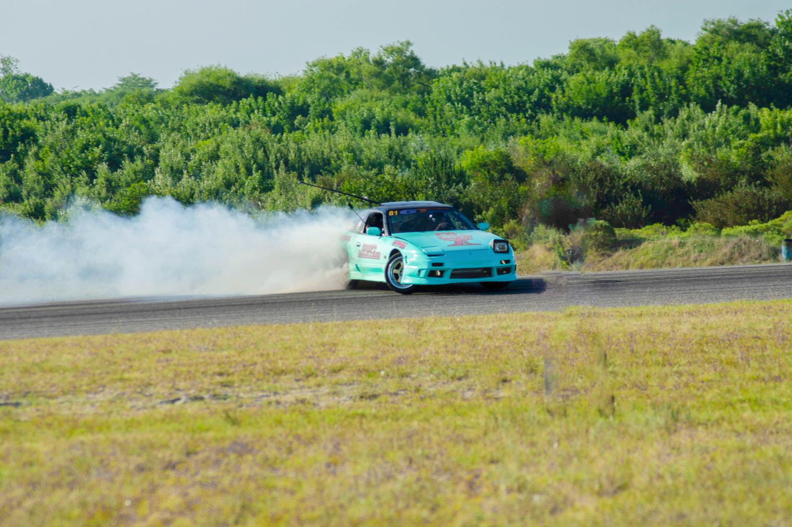 Auto de drift de Lucía Delisa derrapando en pista en Uruguay