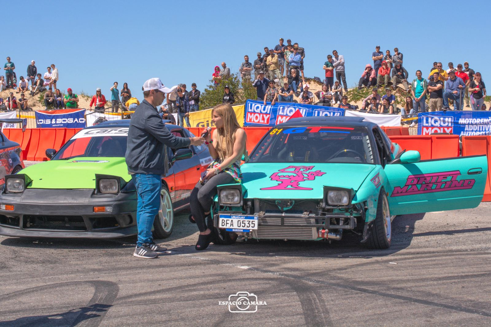 Lucía Delisa, primera mujer en hacer drift en Uruguay, sobre su auto de competición en Drift X Perience, evento a beneficio de la Asociación Down de Maldonado